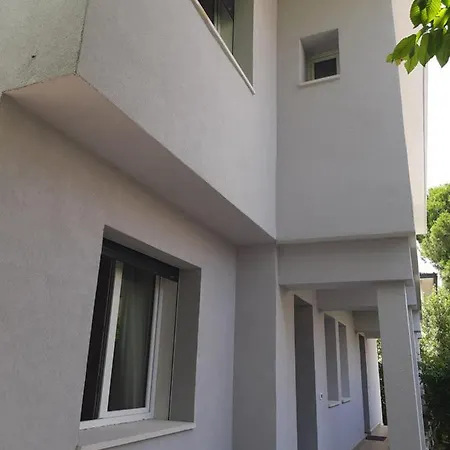 Spazioso In Casa Singola Con Giardino דירה *