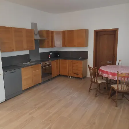 Spazioso In Casa Singola Con Giardino דירה