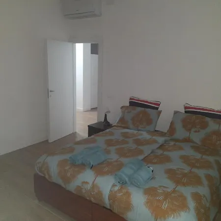 Spazioso In Casa Singola Con Giardino דירה