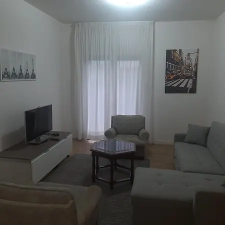 Spazioso In Casa Singola Con Giardino *