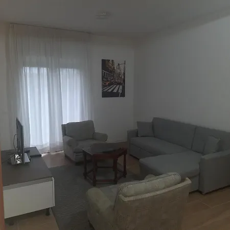 Spazioso In Casa Singola Con Giardino דירה