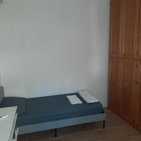 Spazioso In Casa Singola Con Giardino *